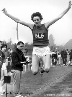 Ingrid Mickler-Becker bei ihrem 6,65-m-Sprung bei den Deutschen Leichtathletikmeisterschaften in Stuttgart (6.8.67)