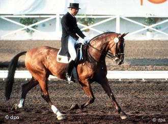 Reiner Klimke auf seinem Pferd Ahlerich während des Mannschaftswettbewerbs bei den Olympischen Sommerspielen von Los Angeles (1984)