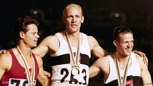 Die Gold-Medaille am Hals - Willi Holdorf in Tokio 1964