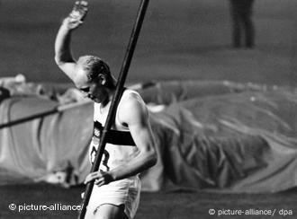 Willi Holdorf nach dem Stabhochsprung bei den Olympischen Spielen 1964 in Tokio