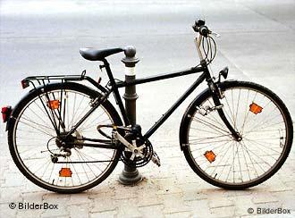 Fahrrad an der Straße abgeschlossen